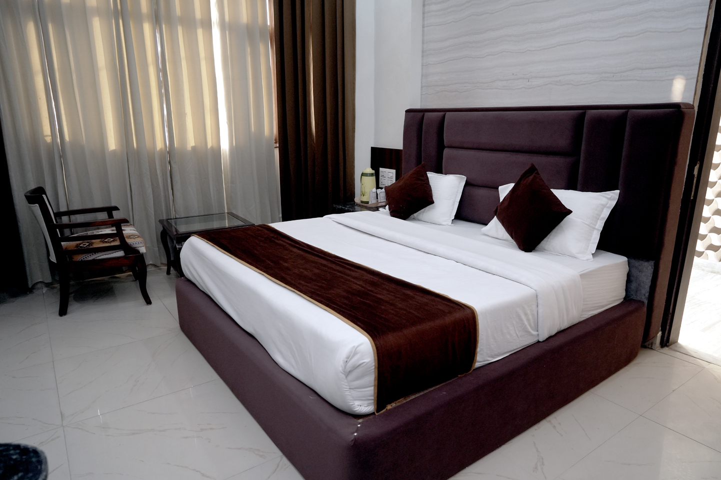 Super Deluxe Family Suit 3